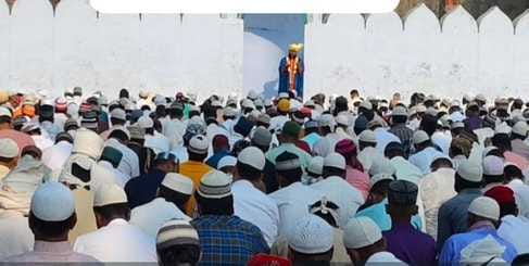 कस्बा खीरी की ईदगाह ने नमाज पढ़ते लोग। संवाद कस्बा खीरी की ईदगाह ने नमाज पढ़ते लोग। संवाद
