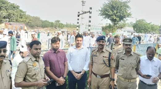 कस्बा खीरी की ईदगाह ने नमाज पढ़ते लोग। संवाद कस्बा खीरी की ईदगाह ने नमाज पढ़ते लोग। संवाद