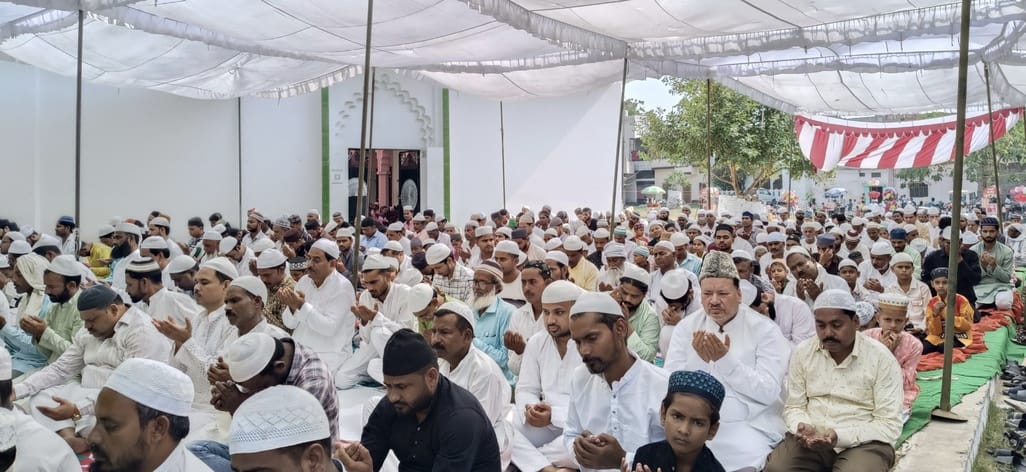 कस्बा खीरी की ईदगाह ने नमाज पढ़ते लोग। संवाद कस्बा खीरी की ईदगाह ने नमाज पढ़ते लोग। संवाद