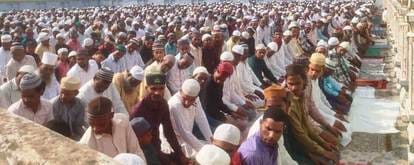 कस्बा खीरी की ईदगाह ने नमाज पढ़ते लोग। संवाद कस्बा खीरी की ईदगाह ने नमाज पढ़ते लोग। संवाद