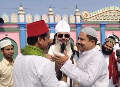 कस्बा खीरी की ईदगाह ने नमाज पढ़ते लोग। संवाद कस्बा खीरी की ईदगाह ने नमाज पढ़ते लोग। संवाद
