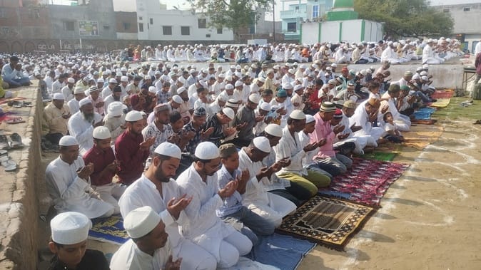 कस्बा खीरी की ईदगाह ने नमाज पढ़ते लोग। संवाद कस्बा खीरी की ईदगाह ने नमाज पढ़ते लोग। संवाद