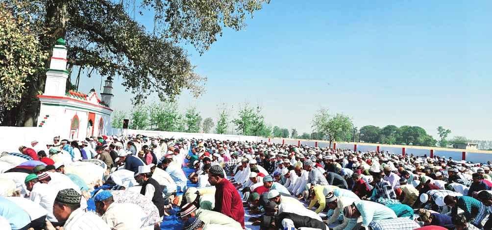 कस्बा खीरी की ईदगाह ने नमाज पढ़ते लोग। संवाद कस्बा खीरी की ईदगाह ने नमाज पढ़ते लोग। संवाद