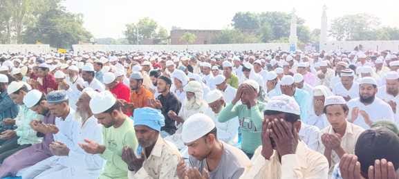 कस्बा खीरी की ईदगाह ने नमाज पढ़ते लोग। संवाद कस्बा खीरी की ईदगाह ने नमाज पढ़ते लोग। संवाद