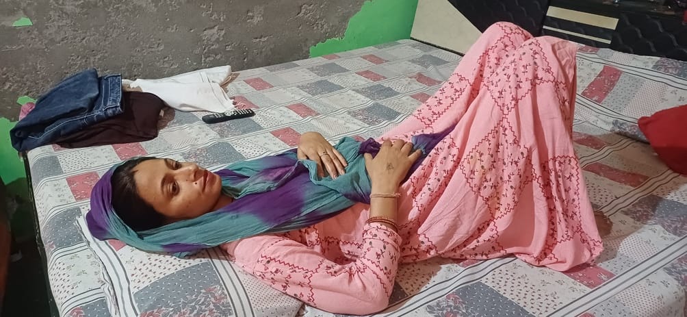 मोहड़ा में जनस्वास्थ्य विभाग के अधिकारी हालातों पर बात करते हुए। संवाद मोहड़ा में जनस्वास्थ्य विभाग के अधिकारी हालातों पर बात करते हुए। संवाद