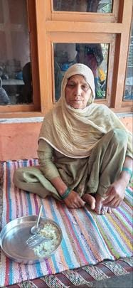 मोहड़ा में जनस्वास्थ्य विभाग के अधिकारी हालातों पर बात करते हुए। संवाद मोहड़ा में जनस्वास्थ्य विभाग के अधिकारी हालातों पर बात करते हुए। संवाद