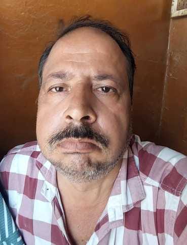 निघासन रोड पर पुलिया निर्माण के दौरान निकलते वाहन। संवाद निघासन रोड पर पुलिया निर्माण के दौरान निकलते वाहन। संवाद