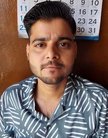निघासन रोड पर पुलिया निर्माण के दौरान निकलते वाहन। संवाद निघासन रोड पर पुलिया निर्माण के दौरान निकलते वाहन। संवाद