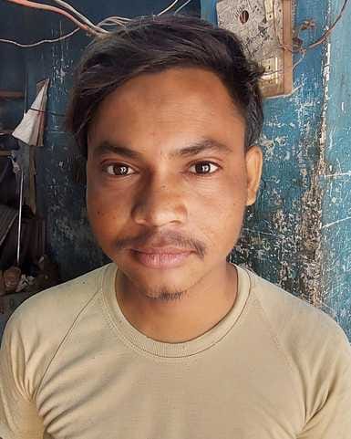 निघासन रोड पर पुलिया निर्माण के दौरान निकलते वाहन। संवाद निघासन रोड पर पुलिया निर्माण के दौरान निकलते वाहन। संवाद