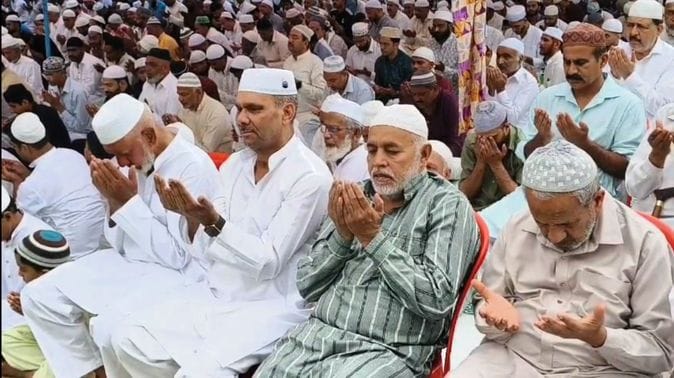 नाहन में ईद-उल-अजहा पर नमाज अता करते मुस्लिम समुदाय के लोग। संवाद