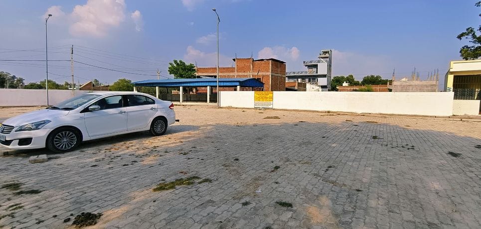 ओसा रोड में सड़क पर खड़े डग्गामार वाहन। संवाद ओसा रोड में सड़क पर खड़े डग्गामार वाहन। संवाद