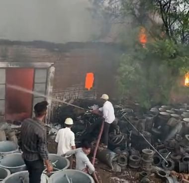 प्लास्टिक पाइप बनाने वाली फैक्ट्री में अचानक लगी भीषण आग प्लास्टिक पाइप बनाने वाली फैक्ट्री में अचानक लगी भीषण आग