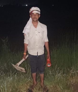 रात में फसलों की सिंचाई करता किसान। संवाद रात में फसलों की सिंचाई करता किसान। संवाद