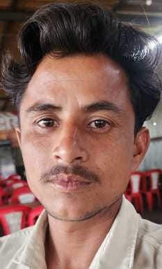 रात में फसलों की सिंचाई करता किसान। संवाद रात में फसलों की सिंचाई करता किसान। संवाद