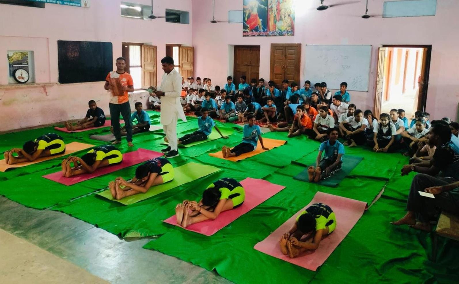 आर्य गुरुकुल में आयोजित स्पर्धा में नटराज आसन करते खिलाड़ी।