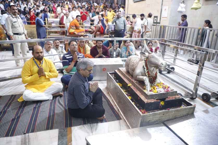 दर्शन कर लिया आशीर्वाद 