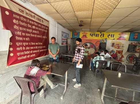 अन्नपूर्णा रसोई में निरीक्षण करते अधिकारी