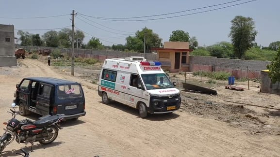 चित्तौड़गढ़ जिले के बेगूं क्षेत्र में रविवार को सड़क हादसे में घायलों को बेगूं चिकित्सालय लाया 