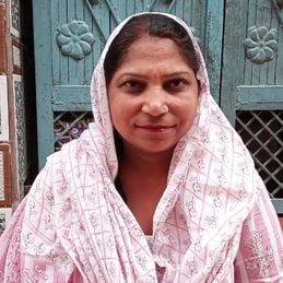 फोटो 12: सोनीपत के खरखौदा स्थित वार्ड नंबर 16 में बिजली न होने से रात को गली बैठी महिलाएं। संव