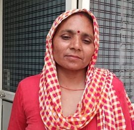 फोटो 12: सोनीपत के खरखौदा स्थित वार्ड नंबर 16 में बिजली न होने से रात को गली बैठी महिलाएं। संव