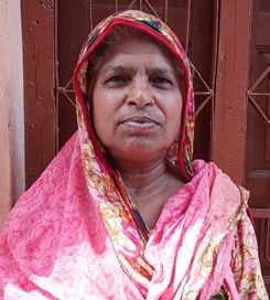 फोटो 12: सोनीपत के खरखौदा स्थित वार्ड नंबर 16 में बिजली न होने से रात को गली बैठी महिलाएं। संव