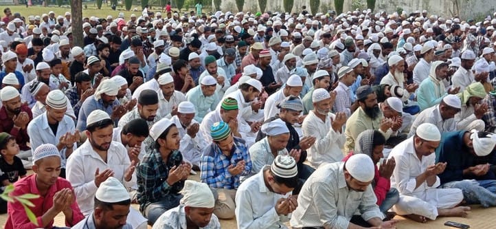 कुरुक्षेत्र। नमाज अदा करने के बाद बच्चे एक दूसरे के गले लगकर मुबारकबाद देते हुए। संवाद