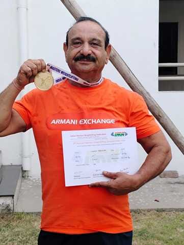 सीहोर के छोटे से गांव बिलकिसगंज के 65 वर्षीय मोहन पाराशर ने राष्ट्रीय स्तर पर हासिल किया गोल्ड