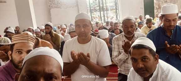 सुजानपुर के डोली में जामा मस्जिद मे नमाज अदा करने के बाद मुस्लिम समुदाय के लोग। स्रोत: जागरूक प
