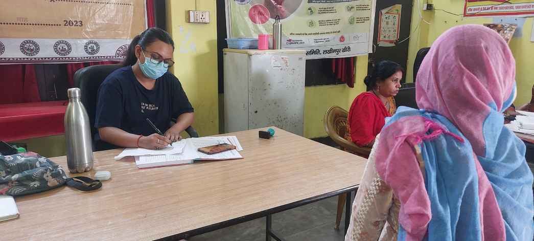 संपूर्णानगर के विशेनपुरी में मरीज को देखते चिकित्सक। संवाद