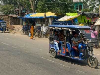 शाहजहांपुर पलिया हाईवे पर पुवायां में पुलिस पिकेट के पास खड़े ई रिक्शा। संवाद शाहजहांपुर पलिया हाईवे पर पुवायां में पुलिस पिकेट के पास खड़े ई रिक्शा। संवाद
