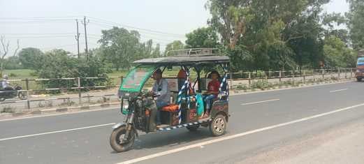 शाहजहांपुर पलिया हाईवे पर पुवायां में पुलिस पिकेट के पास खड़े ई रिक्शा। संवाद शाहजहांपुर पलिया हाईवे पर पुवायां में पुलिस पिकेट के पास खड़े ई रिक्शा। संवाद