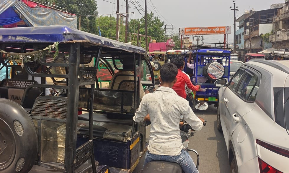 शहर की सड़कों पर बेतरतीब दौड़ रहे ई रिक्शा। संवाद शहर की सड़कों पर बेतरतीब दौड़ रहे ई रिक्शा। संवाद
