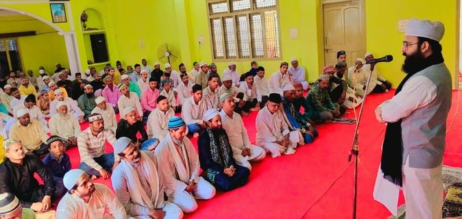 शहर में ईदगाह के बाहर लगे मेले में हलुआ खरीदते लोग। संवाद