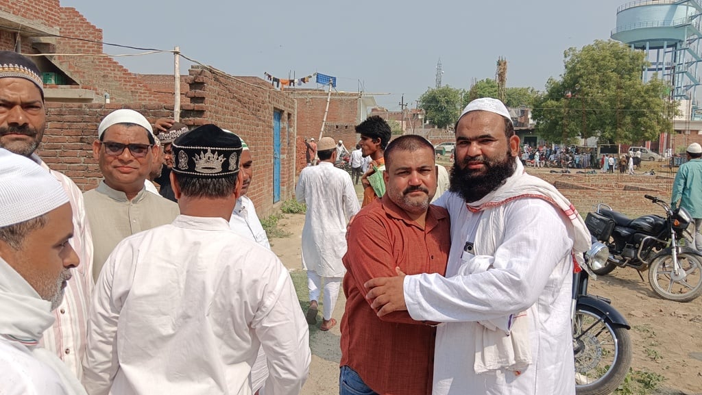 शहर में ईदगाह के बाहर लगे मेले में हलुआ खरीदते लोग। संवाद