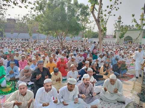 शहर में ईदगाह के बाहर लगे मेले में हलुआ खरीदते लोग। संवाद