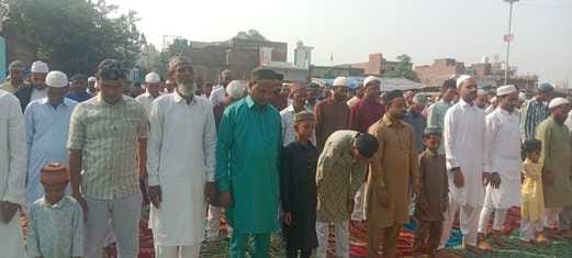 शहर में ईदगाह के बाहर लगे मेले में हलुआ खरीदते लोग। संवाद
