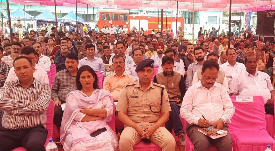 शिलाई के नाया में विधिक महाशिविर में मौजूद जिला विधिक सेवा प्राधिकरण सिरमौर के पदाधिकारी शिलाई के नाया में विधिक महाशिविर में मौजूद जिला विधिक सेवा प्राधिकरण सिरमौर के पदाधिकारी