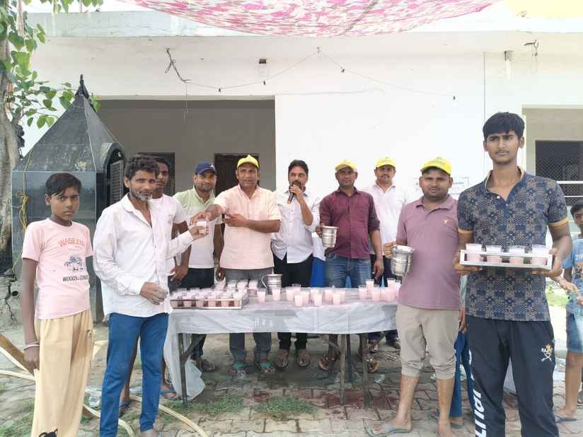 दौराला - सकौती में नमाज के बाद एक दूसरे को बधाई देते बच्चें। स्रोत : स्वयं दौराला - सकौती में नमाज के बाद एक दूसरे को बधाई देते बच्चें। स्रोत : स्वयं