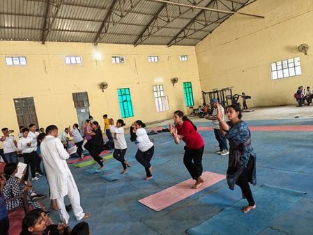 08जेएनडी12-अर्जुन स्टेडियम में हुई जिला स्तरीय योग प्रतियोगिता में भाग लेते पुरुष खिलाड़ी। संवा 08जेएनडी12-अर्जुन स्टेडियम में हुई जिला स्तरीय योग प्रतियोगिता में भाग लेते पुरुष खिलाड़ी। संवा