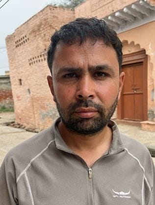 08सीटीके13 गांव मोरखेड़ी में मकानों की छतों पर उछल-कूद करते बंदर। ग्रामीण 08सीटीके13 गांव मोरखेड़ी में मकानों की छतों पर उछल-कूद करते बंदर। ग्रामीण