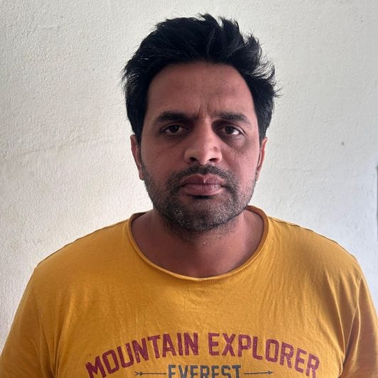 08सीटीके13 गांव मोरखेड़ी में मकानों की छतों पर उछल-कूद करते बंदर। ग्रामीण 08सीटीके13 गांव मोरखेड़ी में मकानों की छतों पर उछल-कूद करते बंदर। ग्रामीण