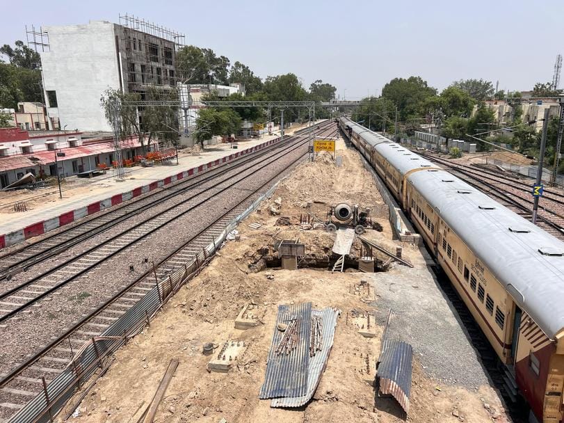 08सीटीके25 रोहतक रेलवे स्टेशन पर किया गया फिनिशिंग कार्य। संवाद