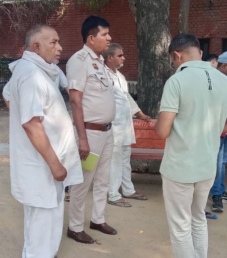 08सीटीके42...भाई की ओर से बहन की हत्या करने के बाद पीजीआई में जांच करती पुलिस। संवाद