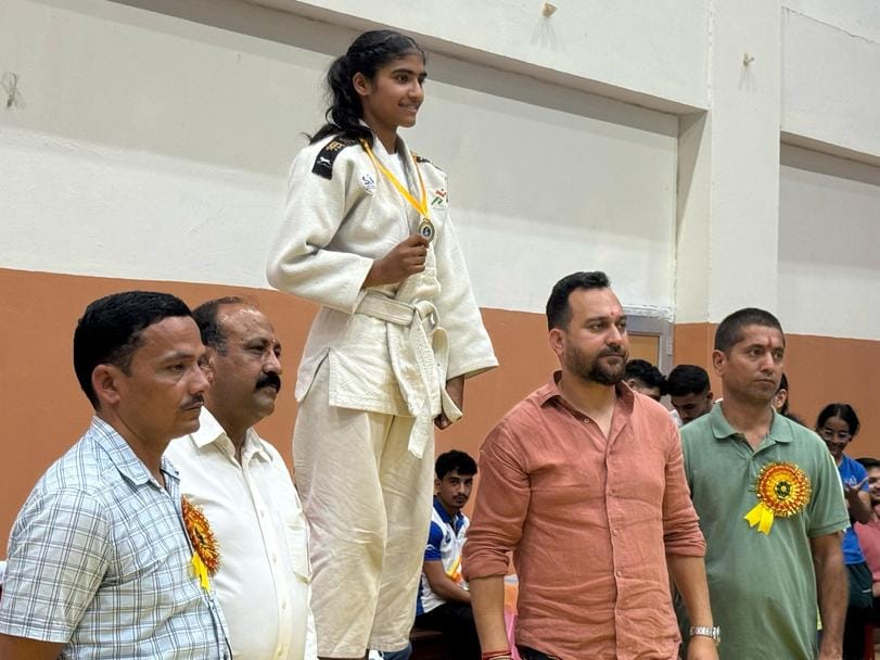 अणु में जिलास्तरीय जूडो प्रतियोगिता में विजेता खिलाड़ी विधायक आशीष शर्मा के साथ। संघ।