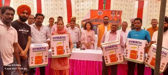बेलराया चीनी मिल में अधिकारियों को निर्देश देती डीएम दुर्गा शक्ति नागपाल। संवाद बेलराया चीनी मिल में अधिकारियों को निर्देश देती डीएम दुर्गा शक्ति नागपाल। संवाद