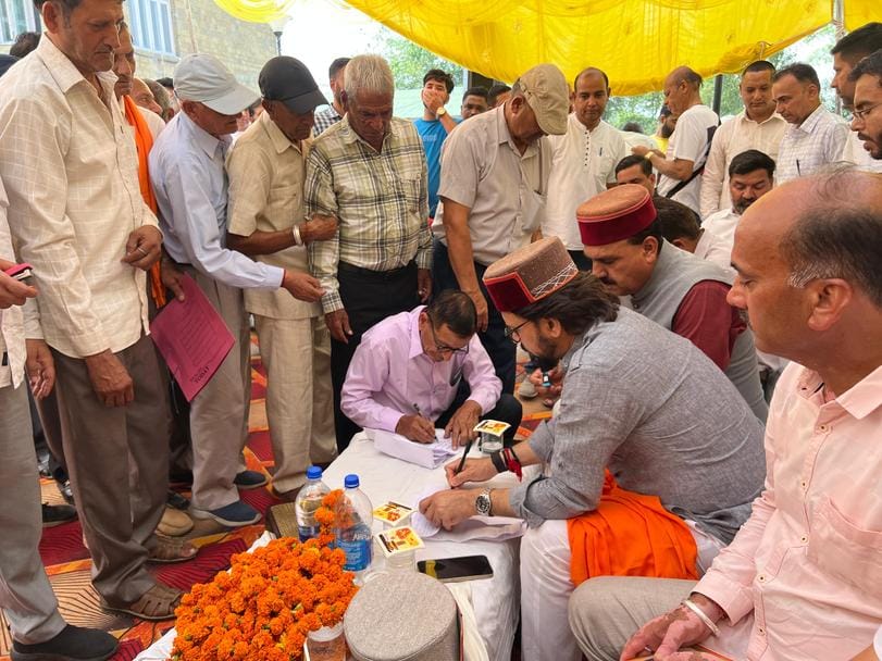बड़सर में सांसद अनुराग ठाकुर का फूल मालाओं से स्वागत करते नेता व कार्यकर्ता। पार्टी। बड़सर में सांसद अनुराग ठाकुर का फूल मालाओं से स्वागत करते नेता व कार्यकर्ता। पार्टी।