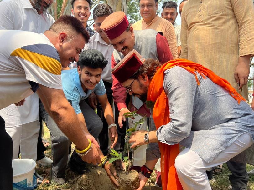 बड़सर में सांसद अनुराग ठाकुर का फूल मालाओं से स्वागत करते नेता व कार्यकर्ता। पार्टी। बड़सर में सांसद अनुराग ठाकुर का फूल मालाओं से स्वागत करते नेता व कार्यकर्ता। पार्टी।