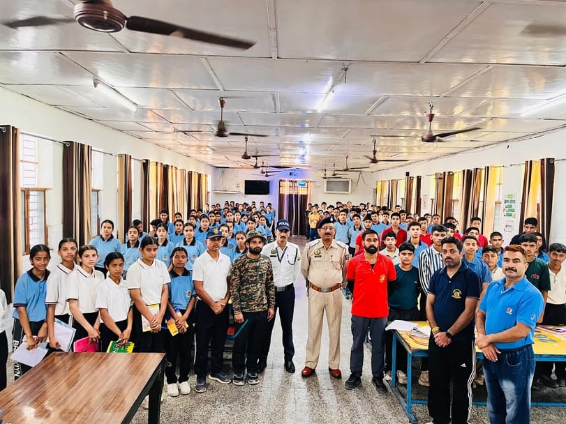 जेएनवी कोठीपुरा में आयोजित एनसीसी शिविर में प्राणायाम का अभ्यास करते हुई कैडेट्स। संवाद