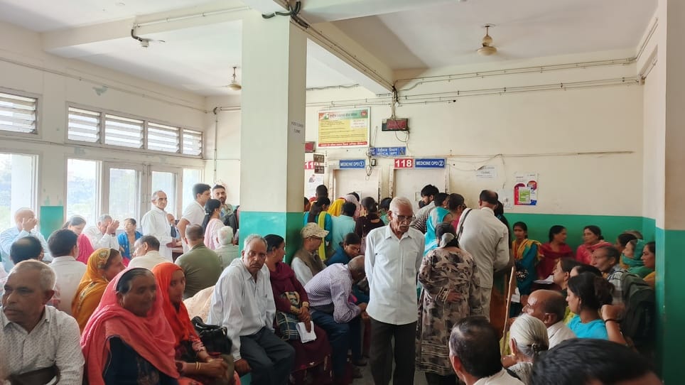 मेडिकल कॉलेज हमीरपुर में ओपीडी पर्ची बनाते हुए मरीज। संवाद