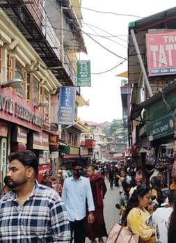 मैक्लोडगंज में वीकेंड पर उमड़ी भीड़। मैक्लोडगंज में वीकेंड पर उमड़ी भीड़।